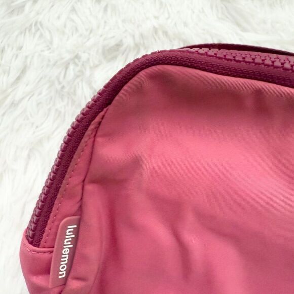 Unisex Lululemon Everywhere Belt Bag 2L in Red Marlot One Size - Picture 5 of 8